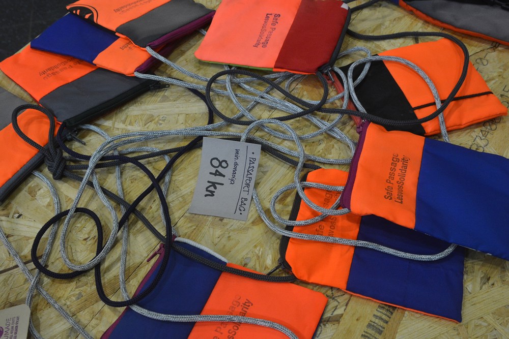 Prodano je 20 torbi koje izrađuju izbjeglice na Lesbosu, zajedno s volonterima koji tamo rade u kampovima (Danilo MEMEDOVIĆ)
